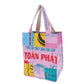 Sac fourre-tout vertical réutilisable en patchwork de produits divers recyclés au Cambodge